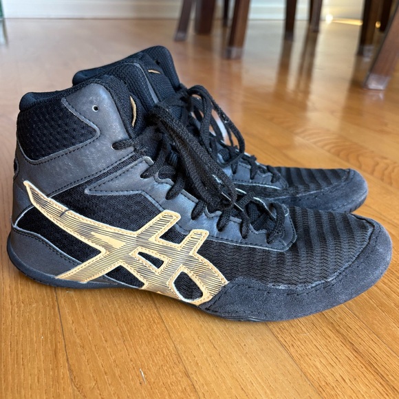 ASICS WRESTLING SHOES MATCONTROL 2 LE LITE SHOW BLACK PURE GOLD Boys Yth Sz 6.5 - Picture 1 of 10